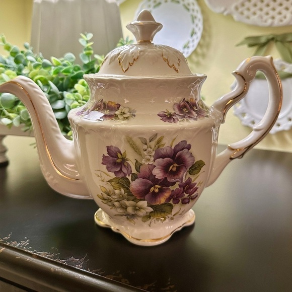 VINTAGE, CROWN DORSET, WHITE TEAPOT WITH PURPLE PANSIES & GOLD TRIM. - Picture 3 of 16